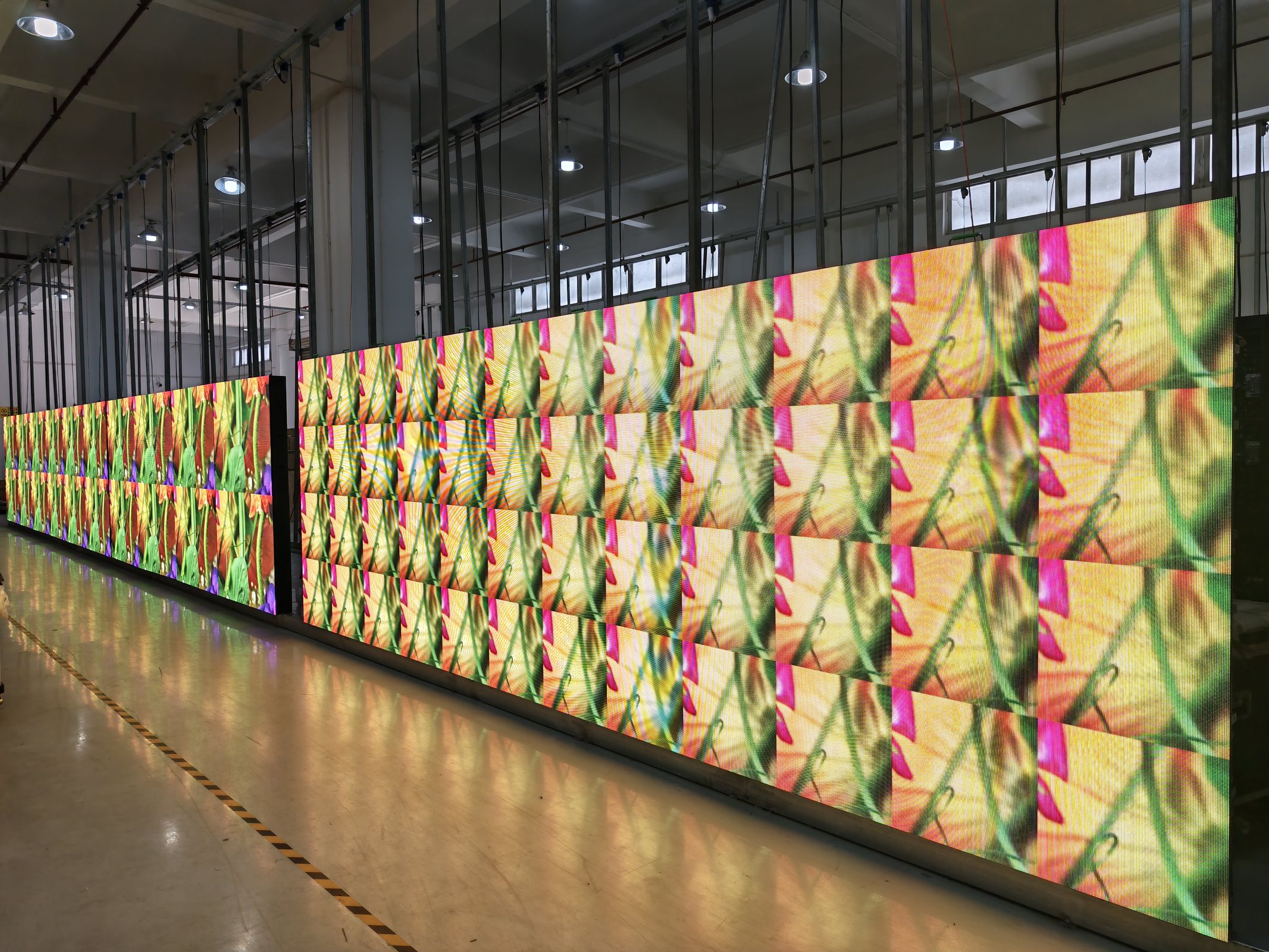 LED 显示屏预装与测试现场